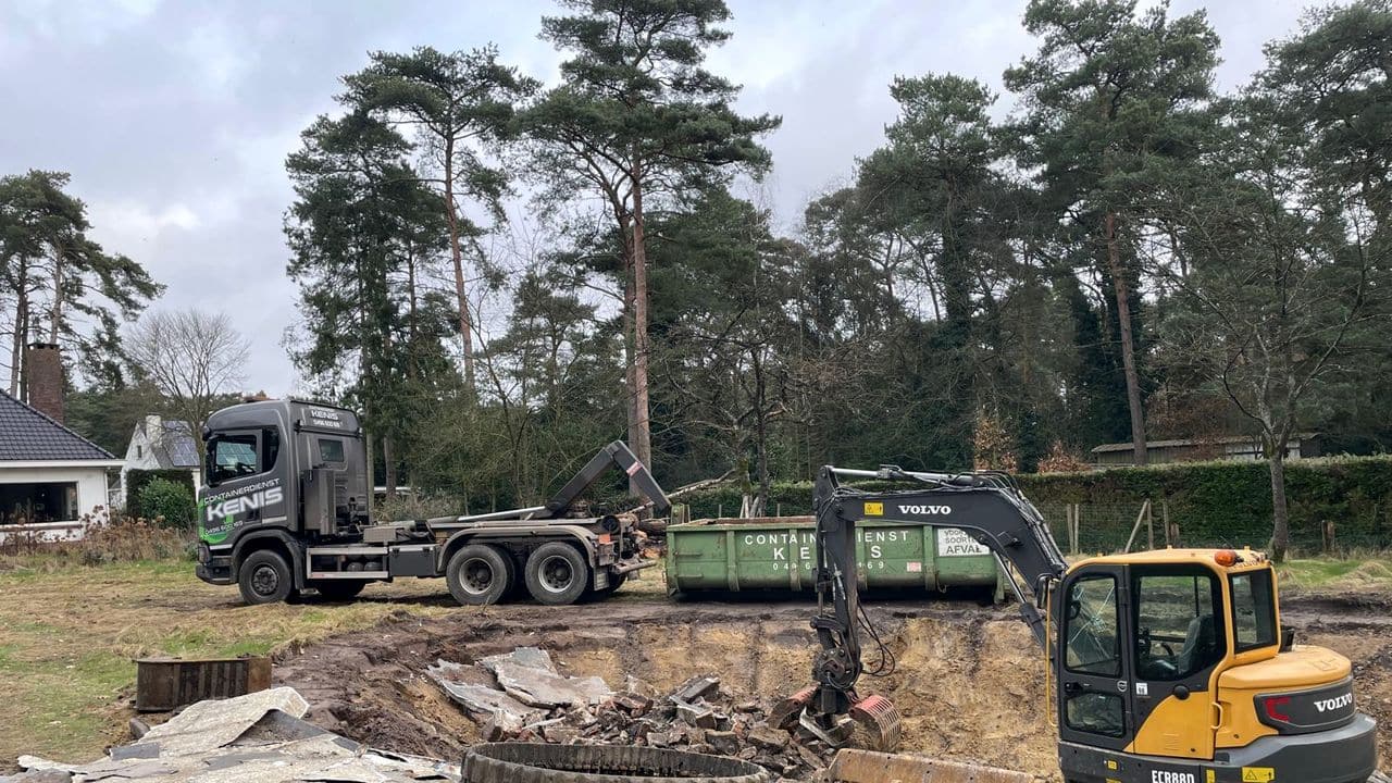 Kraan en vrachtwagen van Containerdienst Kenis bij grondwerken