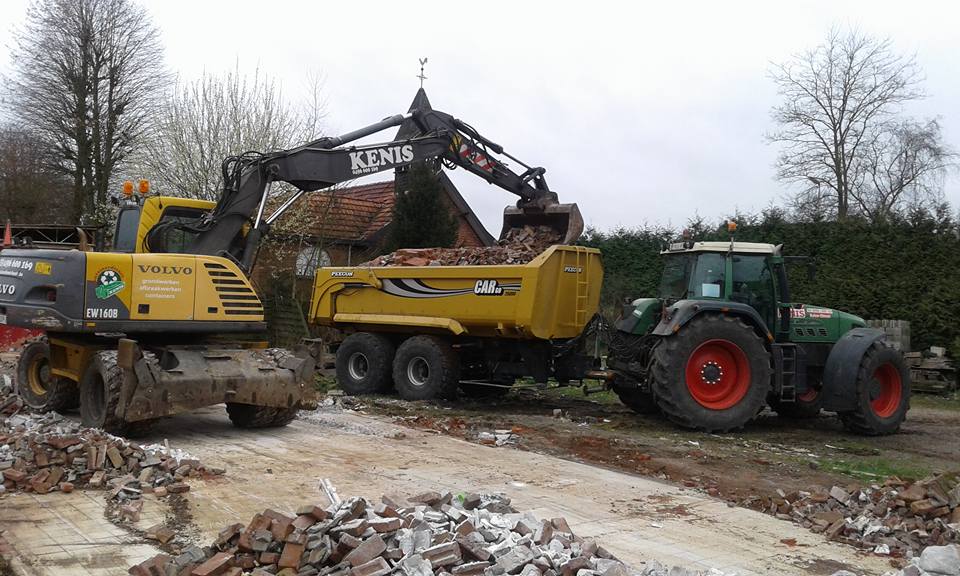Grondwerk met kraan en tractor