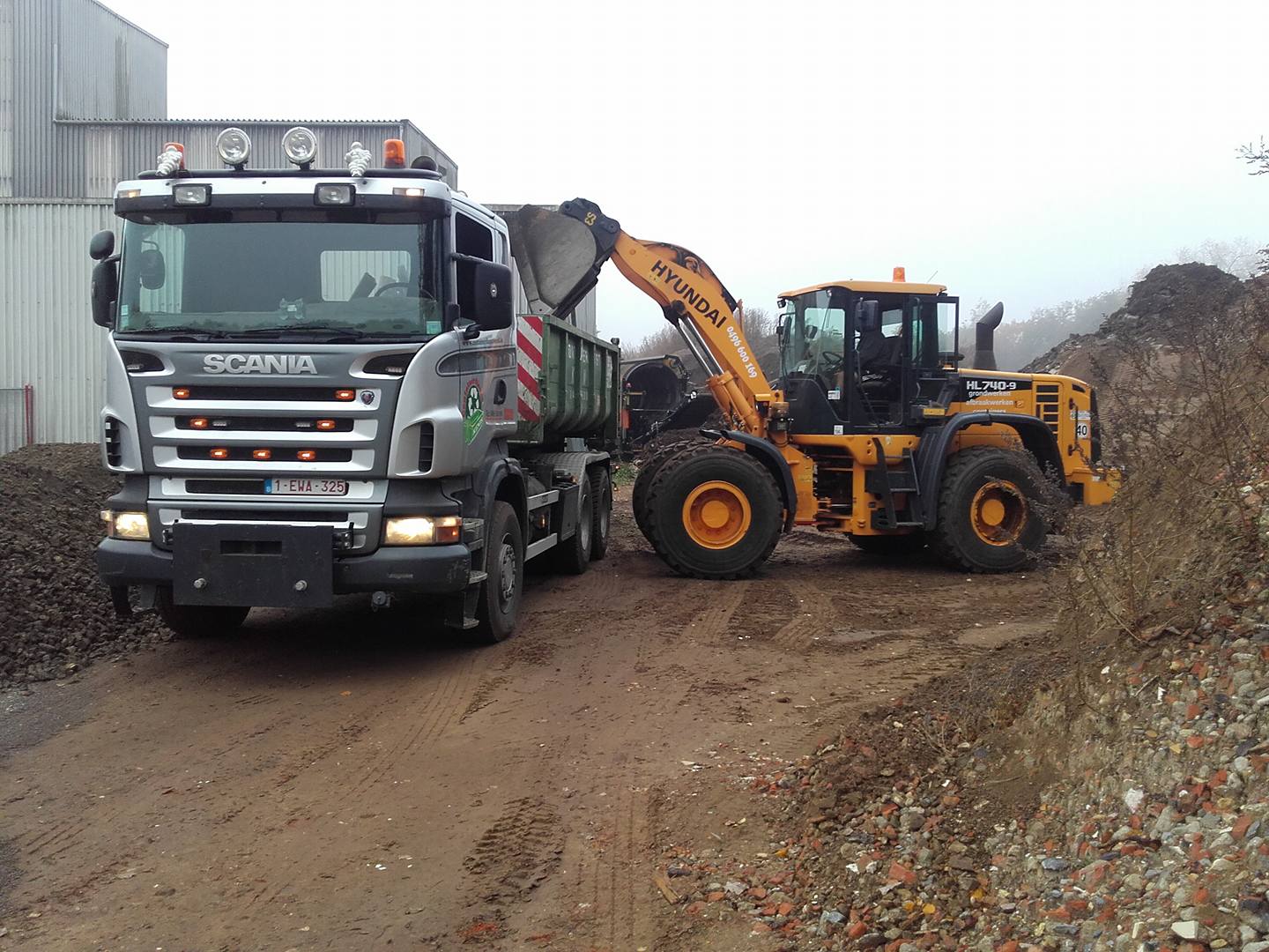Grondwerk met bulldozer en tractor