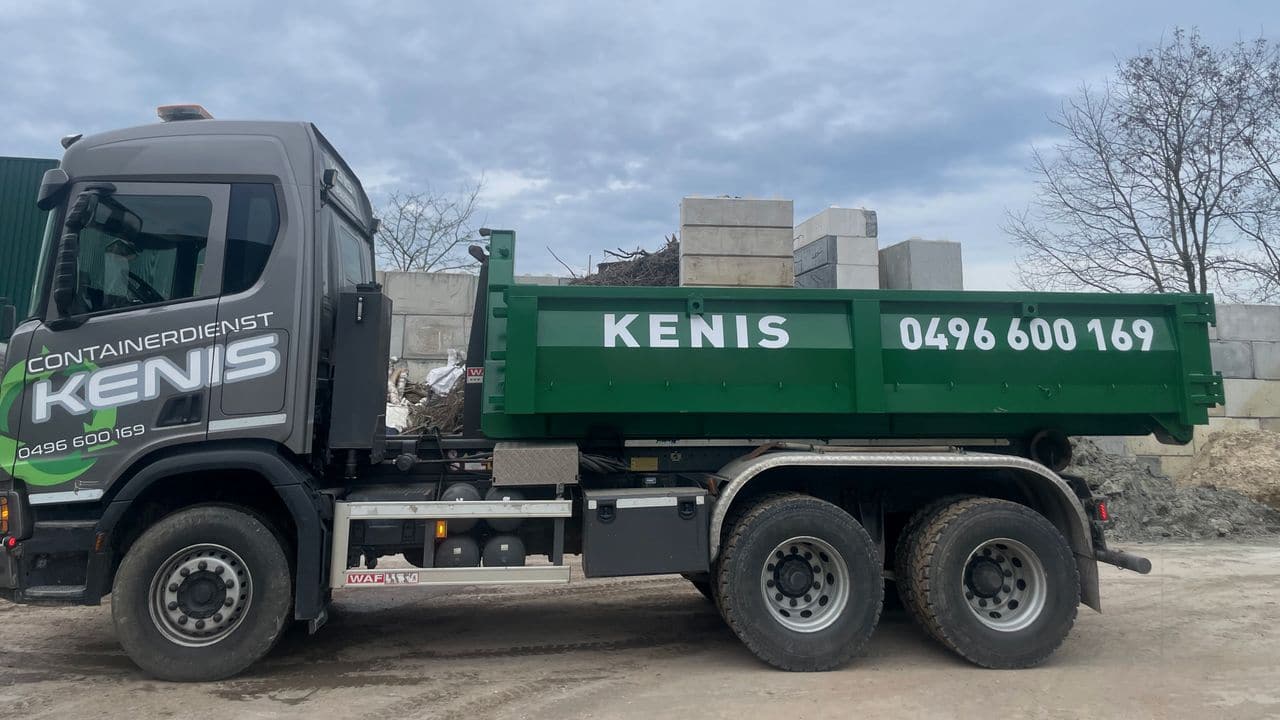 Afzetcontainers op de werf van Containerdienst Kenis in de Genebroekstraat in Beringen