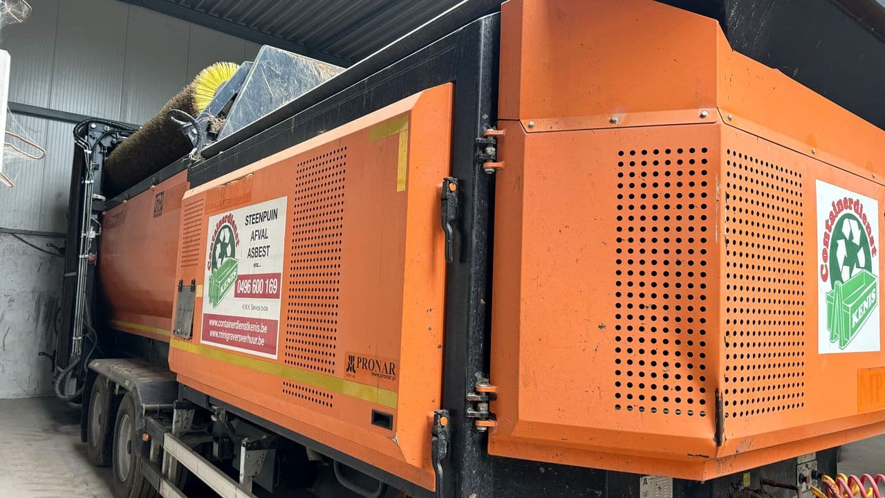 Zeefinstallatie op de werf van Containerdienst Kenis